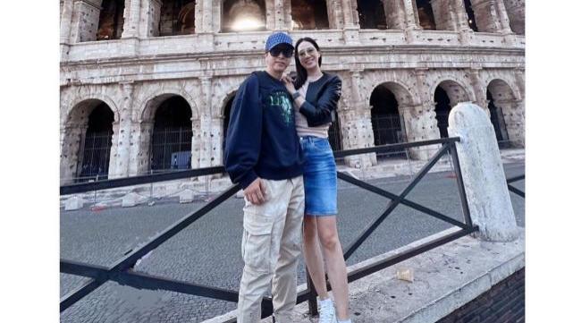 汪诗诗|甄子丹拍完电影携妻儿在外国度假 儿子开心抱起妈妈汪诗诗合影