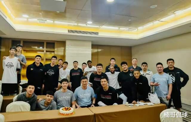 胡明轩|胡明轩与母亲共同庆生！她年近50岁保养如少女，65岁老公身体健硕