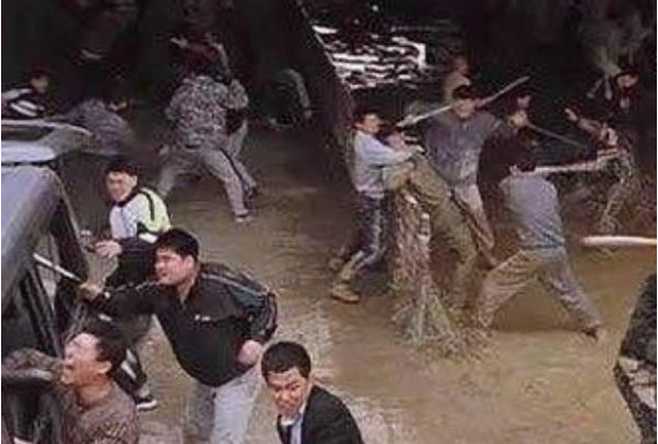 肩上纹过江龙的东北小伙,入狱19年风光不再,如今每月领573元低保