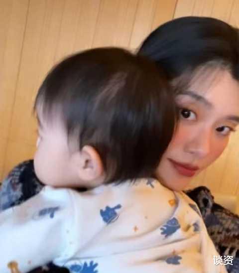 奚梦瑶|奚梦瑶怀抱女儿，女儿1岁就开始把玩扑克，不愧是赌王家的后代