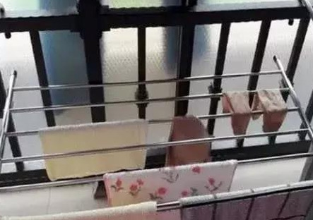 晾衣服不要再挂阳台顶了,头一次见这种设计,不占地方还很实用