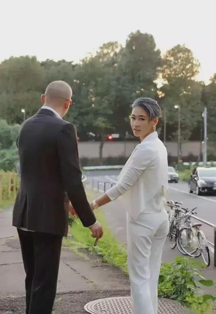 管虎|都说马伊琍太强势配不上管虎，梁静手里叼着烟，比马伊琍强势多了