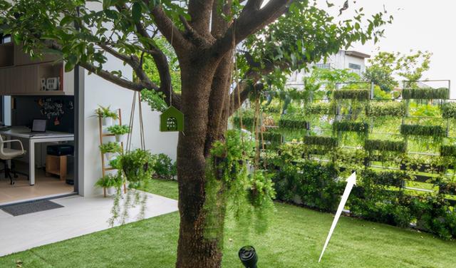 学这套别墅，阳台不封，围上一圈造型垂直花坛，不占1㎡花园就有了