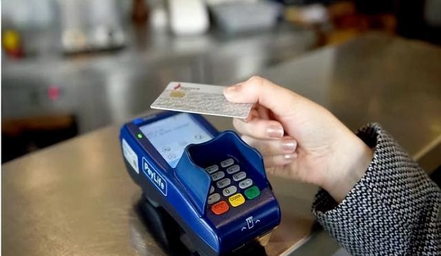 移动支付|为什么越来越多的年轻人开始重新使用现金了?这说明了什么问题?