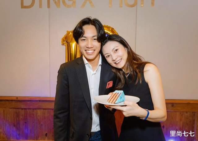 陈婷|张艺谋次子成人礼,穿肥大西装好敷衍,娇妻礼服配珠宝反成主角