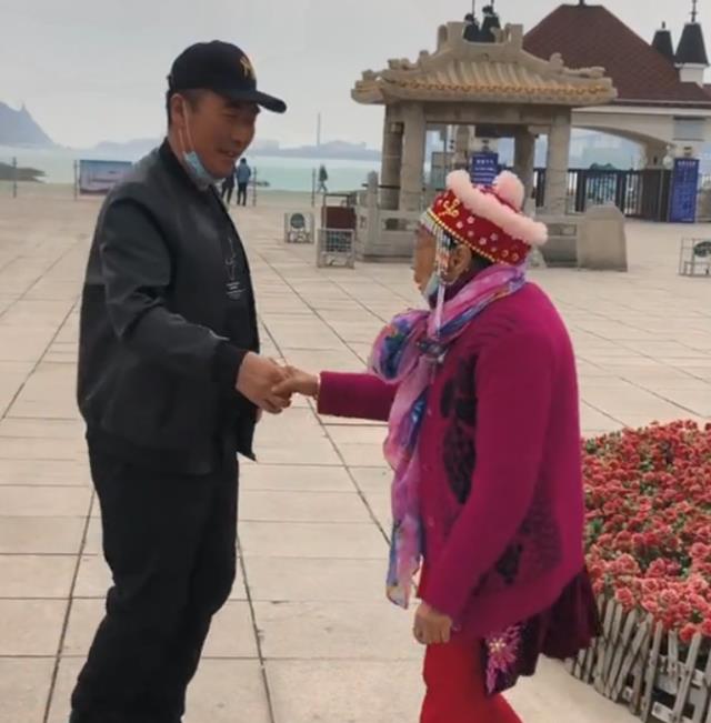 李玉成|85岁马玉琴太操劳，一大早又搬柴火又收拾院子，李玉成只顾拍视频