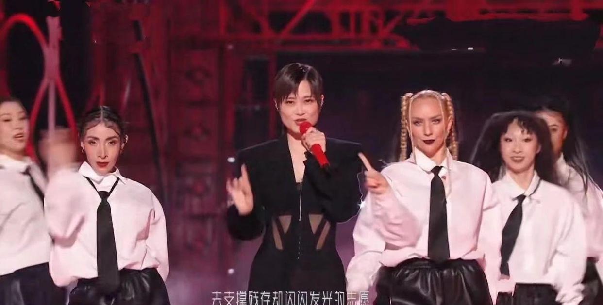 跨年晚会|王一博的赤脚、杨幂的香肩、赵露思的腮红……跨年如今显现鸡肋之味