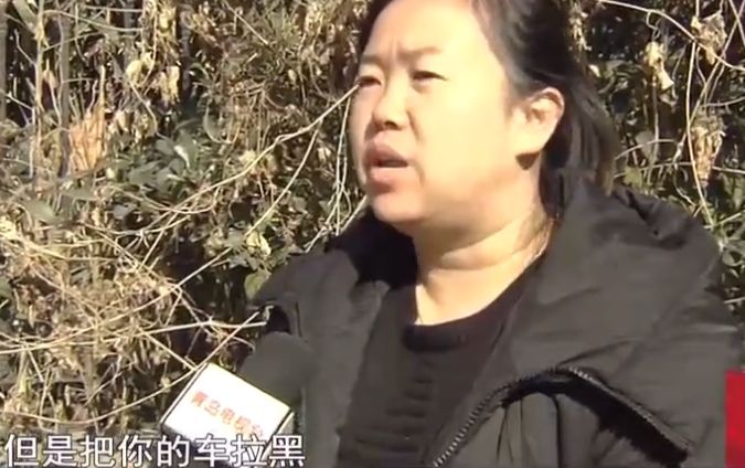 女子小区停车2小时，出门提示她停车7小时，物业：不交钱拉黑你