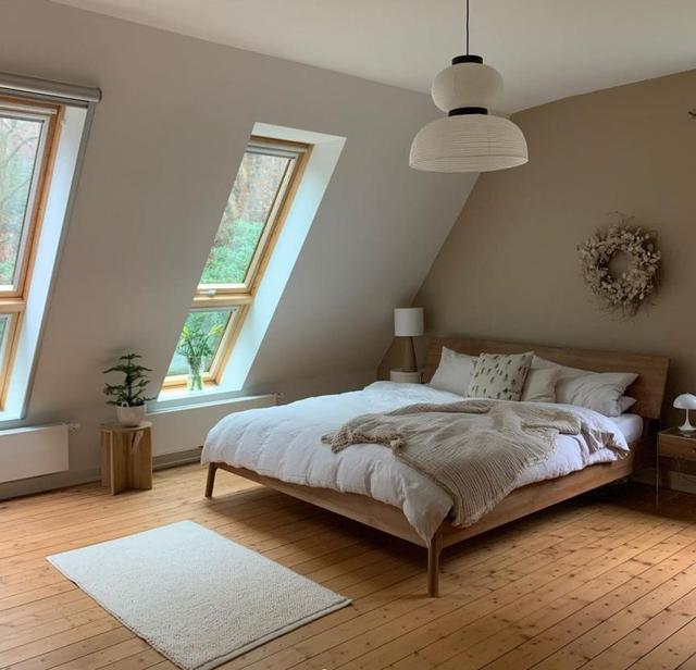 温馨的德国住宅,有趣的斜屋顶,亲切的天然木材,连窗户都好美