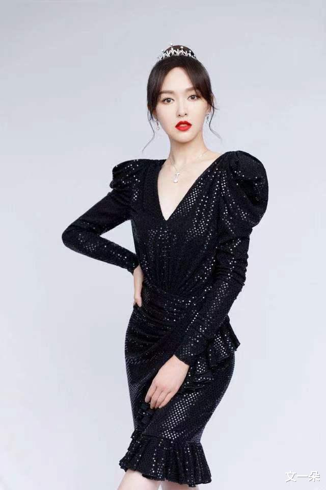 杨幂|杨幂、杨颖、赵丽颖穿V领裙有多美？也敌不过最后一位又美又大胆