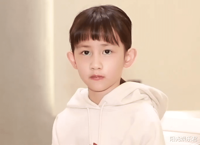 黄磊|黄磊带小女儿亮相,9岁妹妹颜值不输多多,狗啃刘海也挡不住美貌