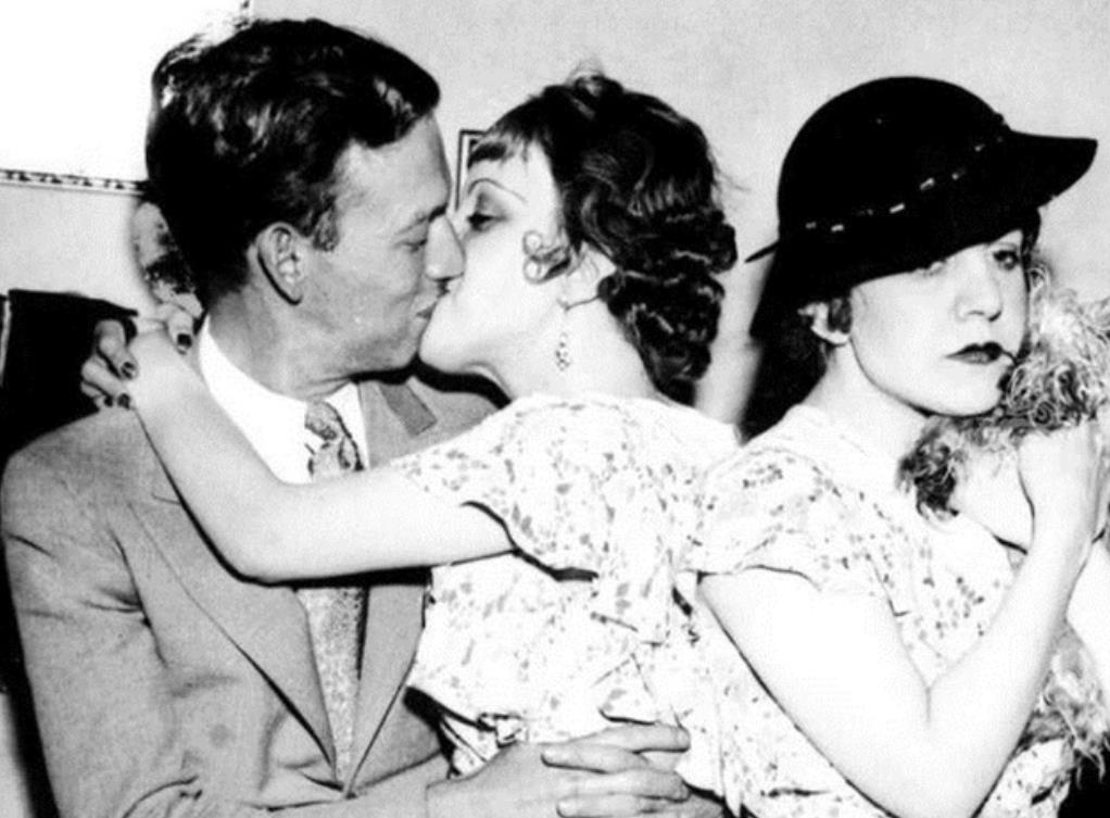 英国臀部连体姐妹:各有丈夫,姐姐死后,妹妹与遗体共存2天去世