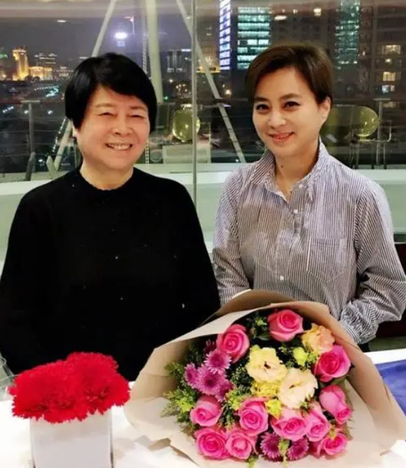 李玲玉|59岁李玲玉晒过年聚餐,混血儿子高大帅气,80多岁母亲露面超年轻