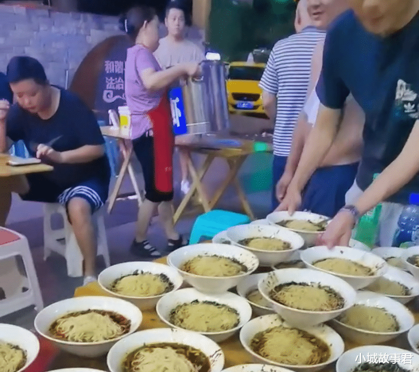 男子酒后排队吃面与食客赌气,狂点100碗面条,面馆老板煮到手软