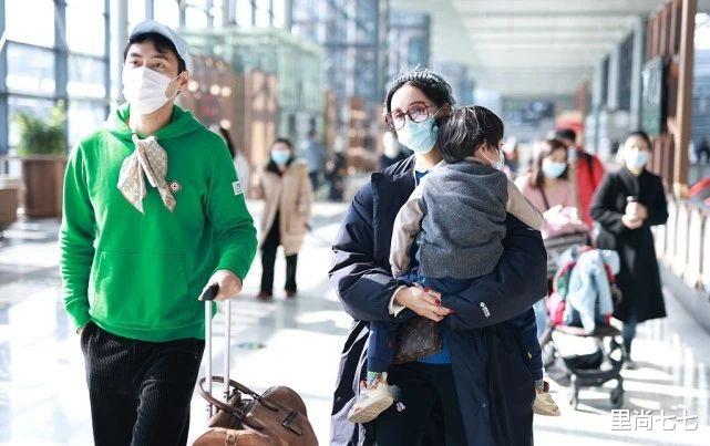 袁弘|张歆艺一家三口走机场，袁弘穿成他大姨，2岁儿子剪锅盖头真帅
