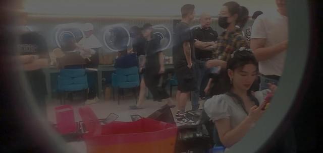 黄奕|徐梦桃在后台还在吃饭，黄奕坐姿狂放，张蔷和赵樱子聊天