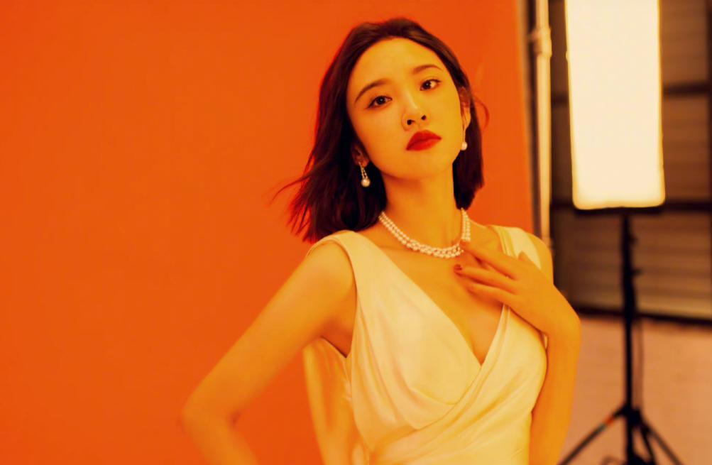 唐艺昕|唐艺昕发博晒上班下班五宫格随拍!摄影师是不是张若昀?