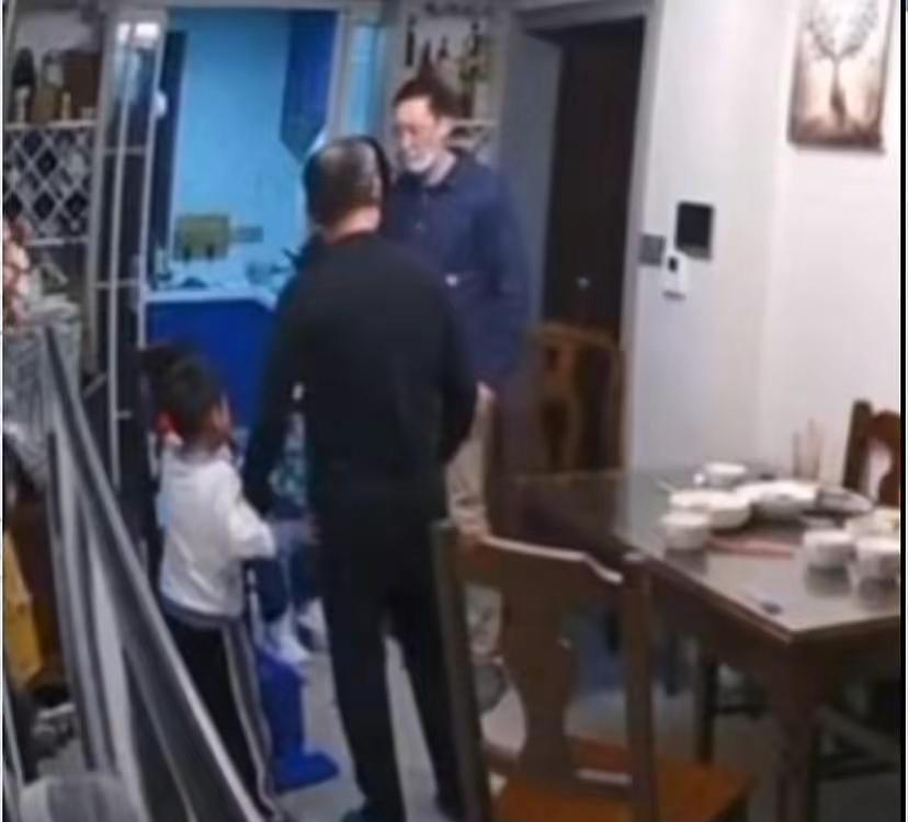 |媒体:网暴掌掴幼儿男子单位不合适