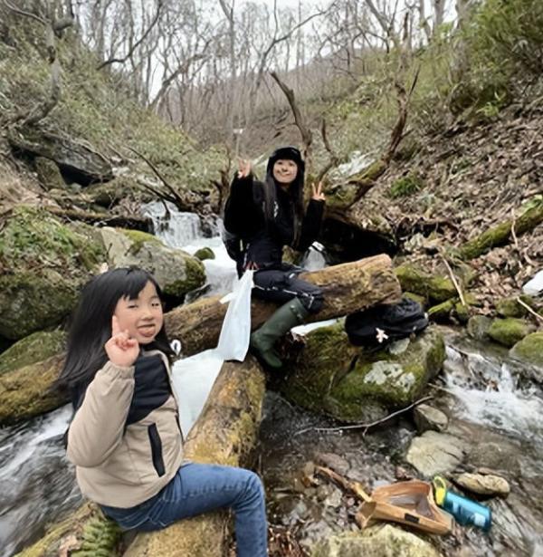 徐濠萦|陈奕迅妻子晒出近照，带女儿出游去山间，两人摘野菜不怕脏