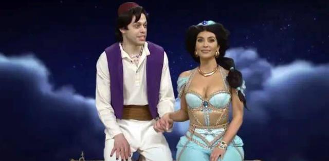 金·卡戴珊|金卡戴珊身材绝了！穿黑色连体衣，披风一甩太酷，出豪车气场强