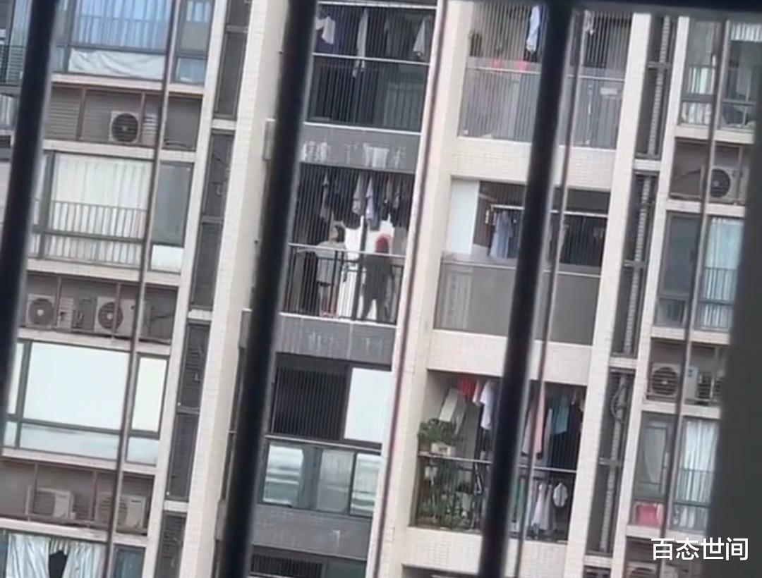 广州一女子大清早敲铁栏杆引众怒,只因她不满邻居家正常装修声音