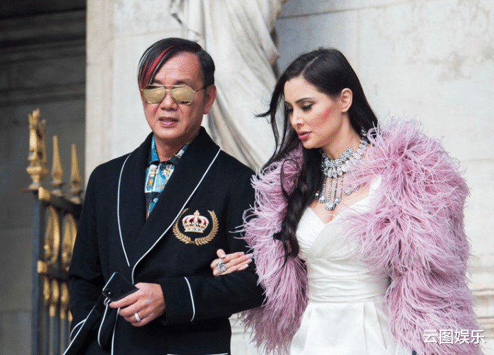 洪永时|亿万富豪洪永时为爱妻庆生!4婚妻子打扮珠光宝气,穿红裙身材好