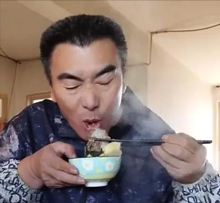 李玉成|马玉琴赌气不吃饭,李玉成独自吃一大碗鸡肉,丝毫不考虑妻子感受