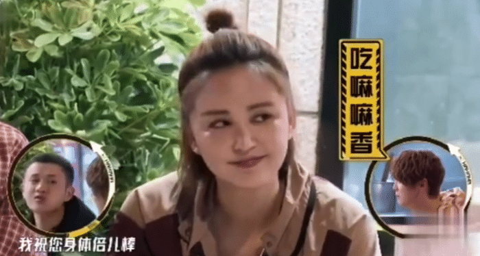 张歆艺|袁弘夫妇现身机场热聊不停感情好，张歆艺瘦回女神范天鹅颈抢镜