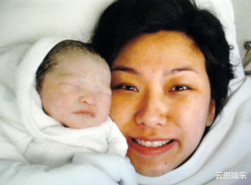 化妆 方中信一家近况！14岁女儿活泼像妈，港姐冠军妻子转行开玩具店