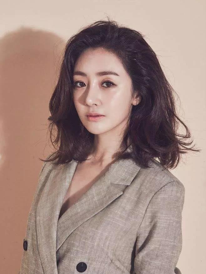 吴娜|吴娜拉获奖自嘲以为是陪跑 48岁仍享受恋爱 兼任大学教授学识出众