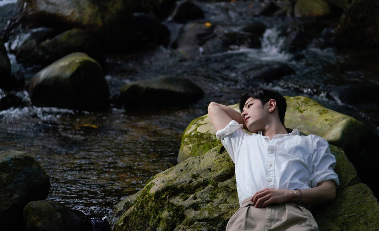 肖战|肖战遭国际大牌翻牌子：ins发海报不配文字！