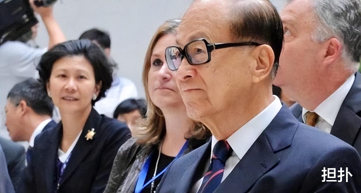 周凯旋|周凯旋情商有多高？为了配上大30多岁的李嘉诚，故意打扮得更老成