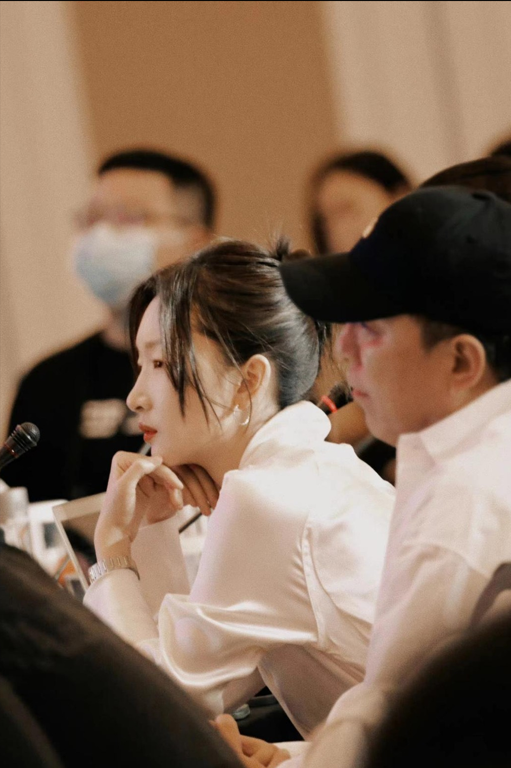 周冬雨|周冬雨今晚走红毯大秀性感!惊艳亮相成全场大赢家,穿紫色好精致