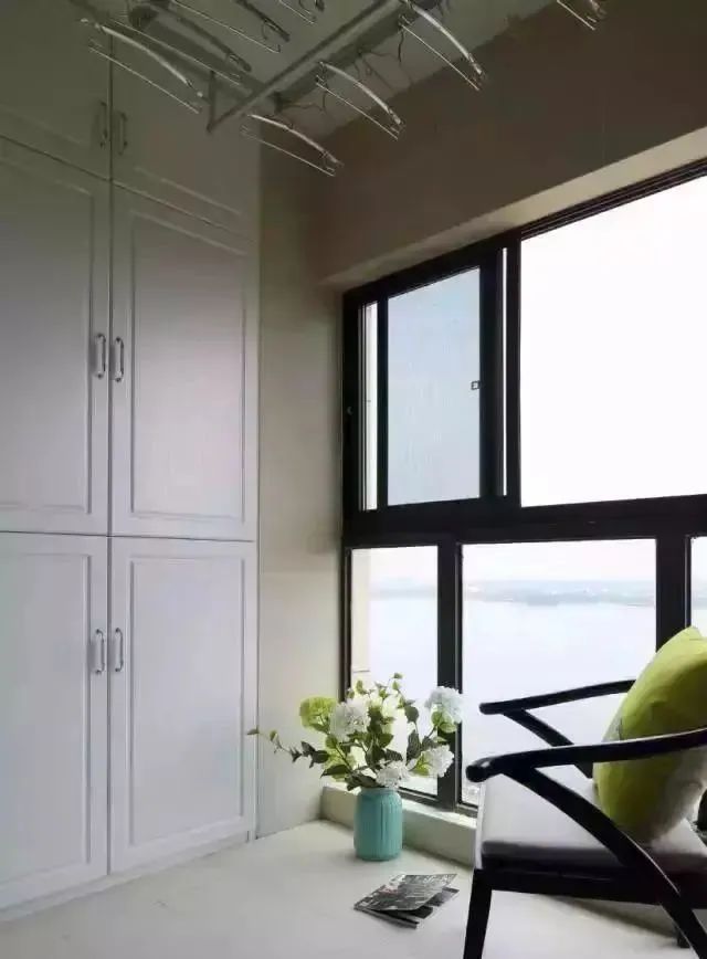 以后阳台别只晒衣服了,看看别人家都怎么装的,超实用!