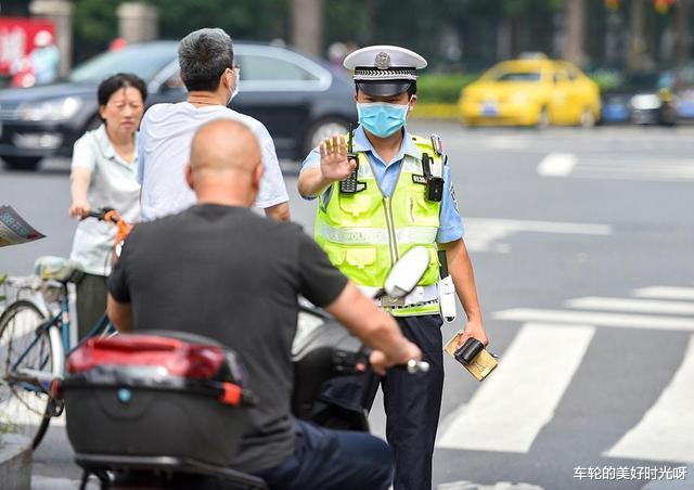 交警为什么越来越少查驾驶证了,有别的方式查吗