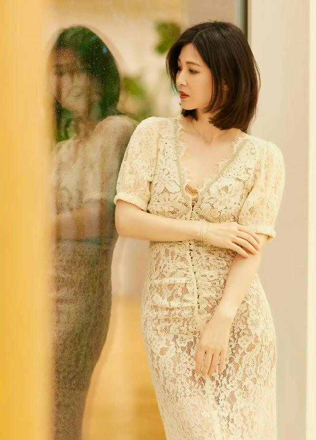 童蕾|白色蕾丝裙的童蕾,比李云龙老婆时候更好看,怪不得老李不淡定!