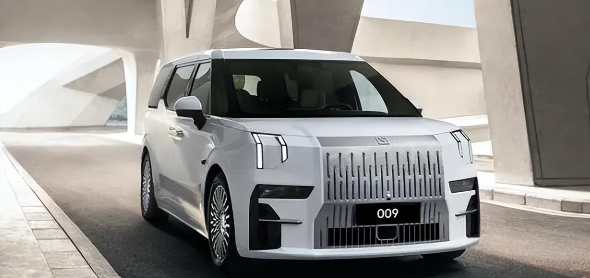 刘德华卖掉所有豪车后，留下了一辆“保姆车”，明星为何钟爱它？