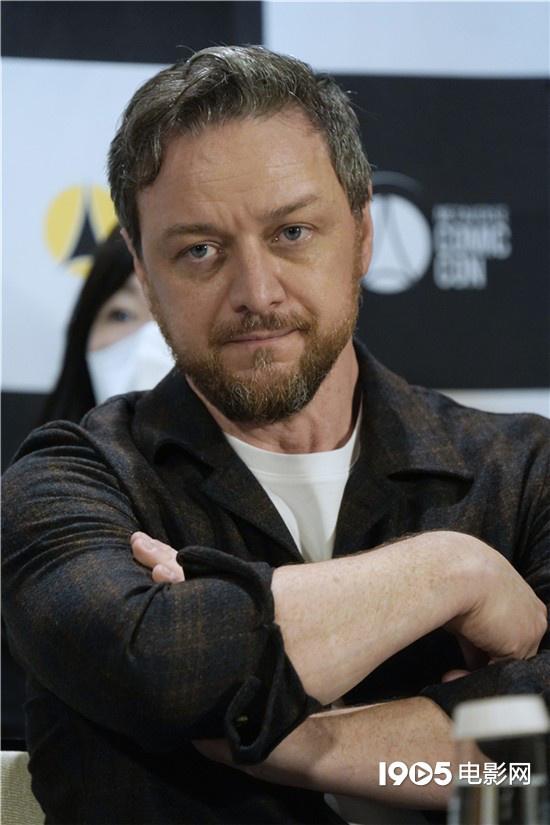 周梅森|蓄胡+发胖！43岁“英国一美”中年发福 颜值大变样