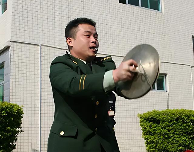 还记得跳江救人不幸牺牲的郑益龙吗?妻子被特招入伍,授少校警衔