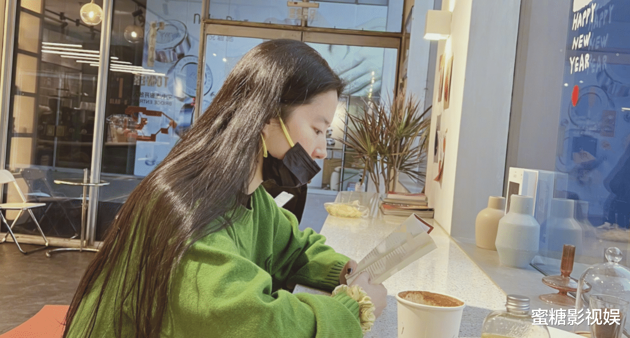 刘亦菲|刘亦菲晒喝咖啡照,手上的书和大肠发圈成焦点,董卿那句话好配她