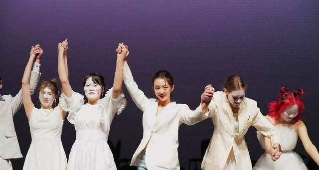 黄忆慈|黄多多任舞台剧总策划,穿白西装舞台现身,淑女范十足!