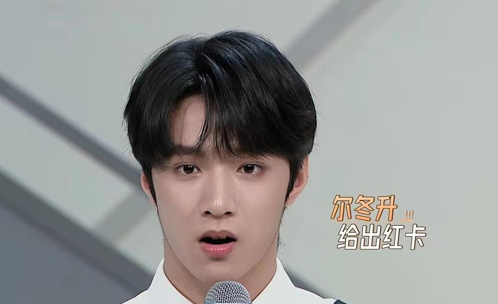 尔冬升|《无限超越班》首场竞演，诞生1红卡3白卡，尔冬升被质疑双标
