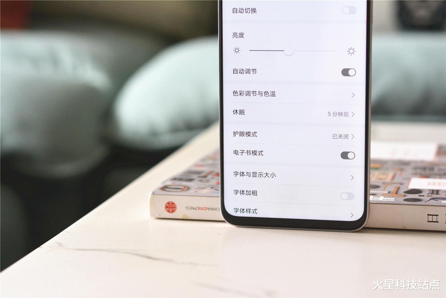 荣耀|国产又推出一款轻薄手机：175克，5000万像素主摄，支持40瓦充电