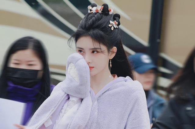 鞠婧祎|《仙剑4》开机，鞠婧祎饭拍图美若仙，不料却被路人照暴露了身材