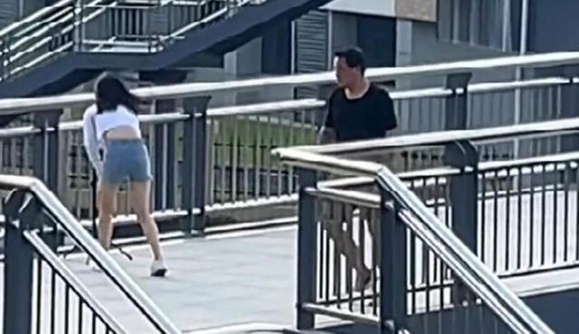 近40度高温天气下,女子在天桥上直播热舞,路人大哥害羞躲避