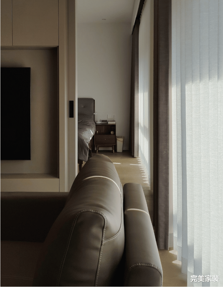 80平的新房子,单身业主利用高级灰+胡桃木,构建简约单身公寓