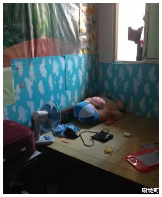 心酸!一家三口广州220元的出租房,厕所在厨房里,谁住过这种?