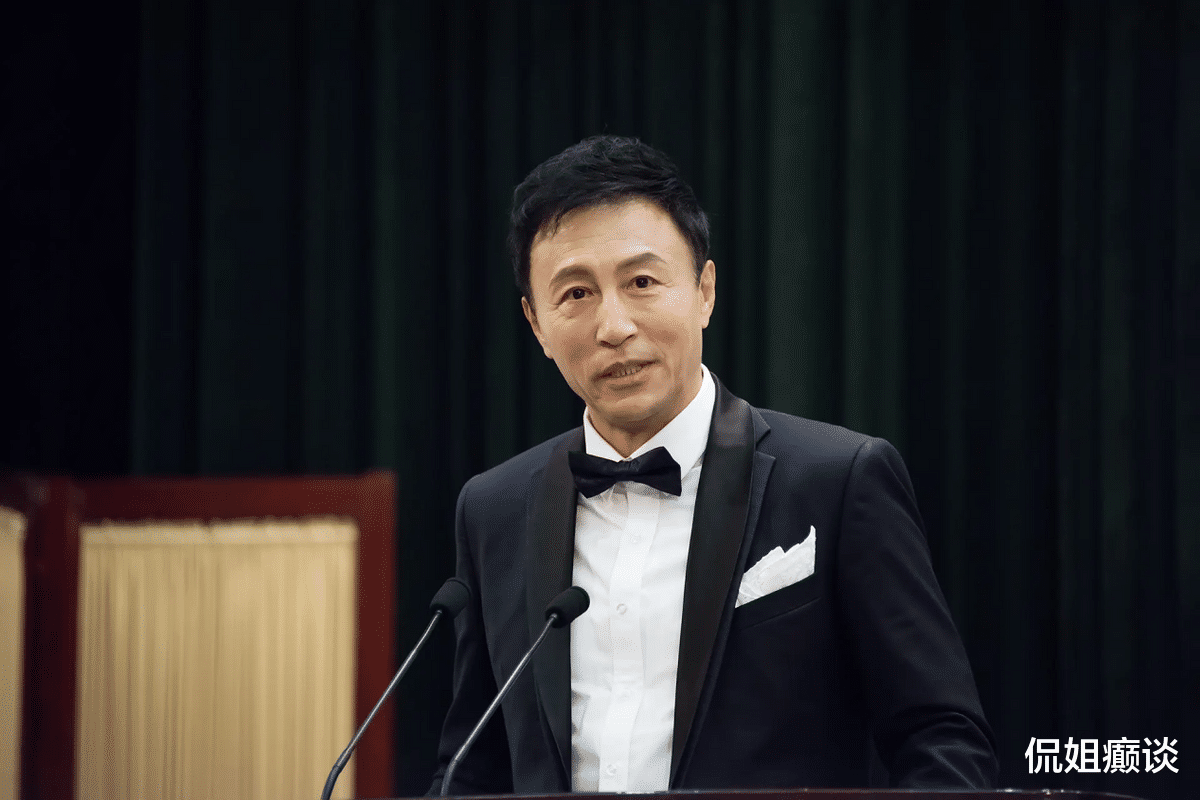 王洛勇|王洛勇：曾是胡歌的恩师，独闯美国16年，感激19岁嫁给自己的丁宁