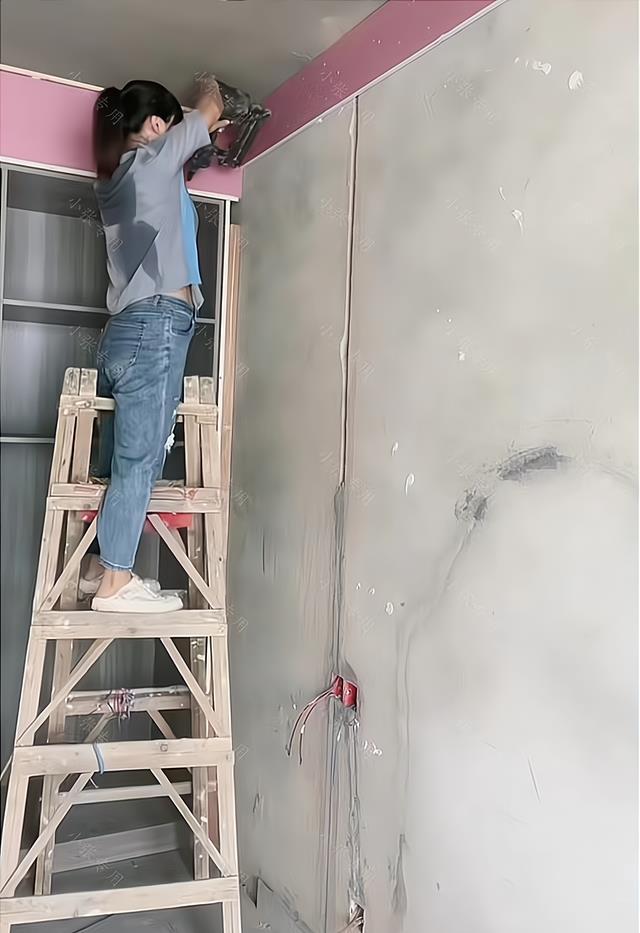 26岁女子站在梯子上,独自一人装修房子,后背都是汗