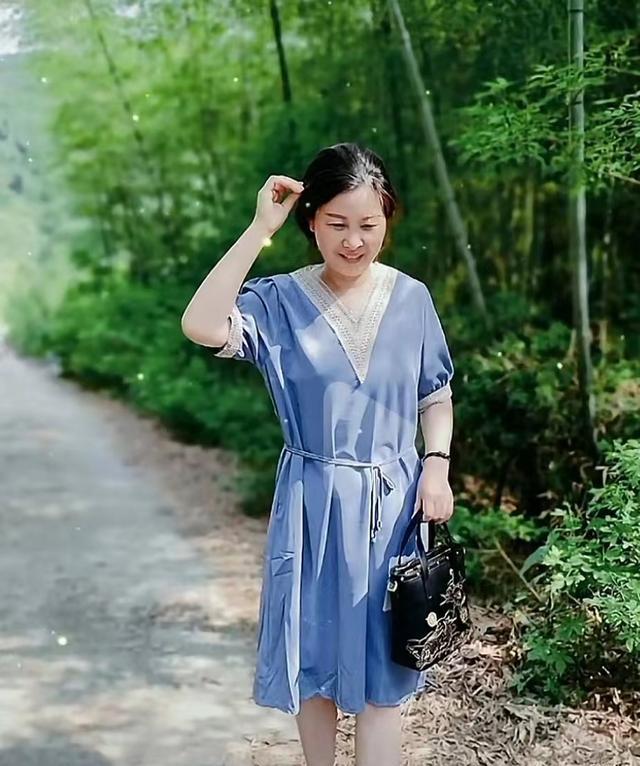 许敏|田静妹妹分享母亲时尚照片，田妈妈端庄长裙亮相，网友：最美外婆